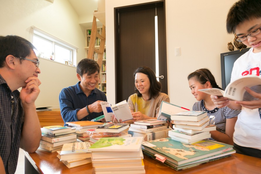 右から朝日学さん、カネタ建設猪又社長、仁美さん、娘の千智さん、息子の遼太くん。 ご家族お勧めの本を囲んで。