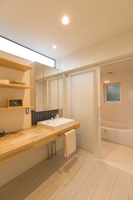 上越市新築住宅|注文住宅|シンプル|必要最低限|家族の気配を感じる浴室|洗面化粧台| 上越市新築住宅|注文住宅|シンプル|必要最低限|家族の気配を感じる浴室|洗面化粧台