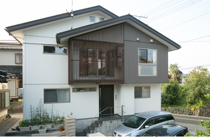 基礎を高くした朝日さん宅。地階部分はガレージにしている 基礎を高くした朝日さん宅。地階部分はガレージにしている