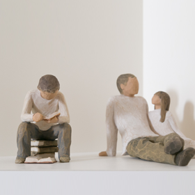 棚に飾られた読書する男の子と、 くつろぐ父親のオブジェ 棚に飾られた読書する男の子と、 くつろぐ父親のオブジェ