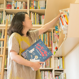 仁美さんが仕事で使う本は、右側の斜めになった棚が 定位置だそう 仁美さんが仕事で使う本は、右側の斜めになった棚が 定位置だそう