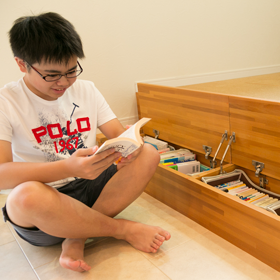 読書コーナーに上がる低い階段も、 踏み板を開ければ本が 読書コーナーに上がる低い階段も、 踏み板を開ければ本が