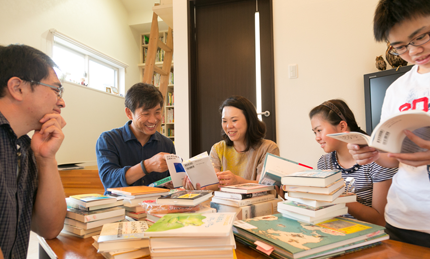 右から朝日学さん、カネタ建設猪又社長、仁美さん、娘の千智さん、息子の遼太くん。 ご家族お勧めの本を囲んで。 右から朝日学さん、カネタ建設猪又社長、仁美さん、娘の千智さん、息子の遼太くん。 ご家族お勧めの本を囲んで。