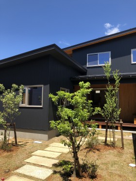 上越市西本町の住宅施工事例|木の家|庭を楽しむアプローチ 20180520_021023063_iOSs