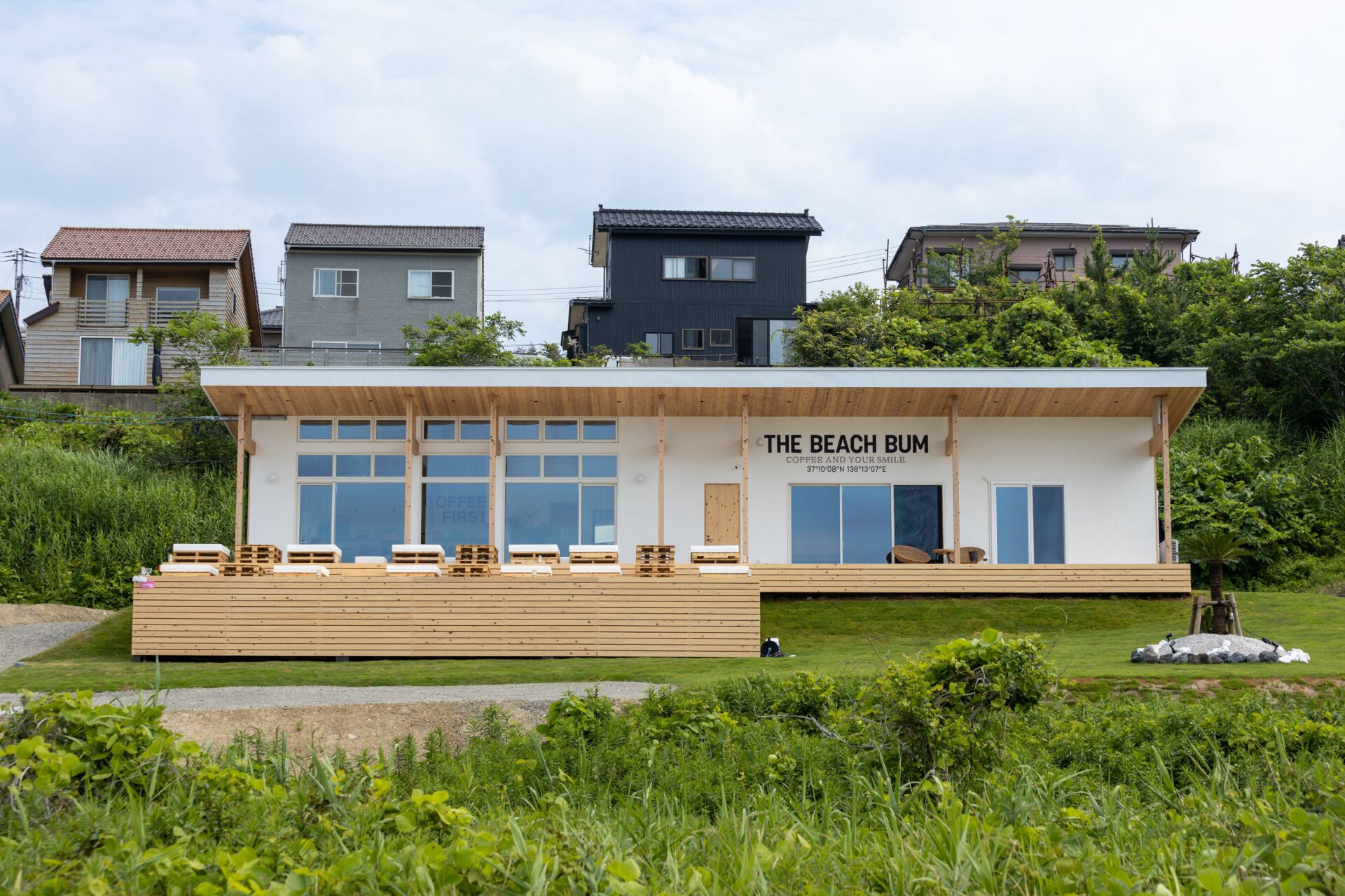 海を望むカフェ「THE BEACH BUM(ザ・ビーチバム)」オープンしました