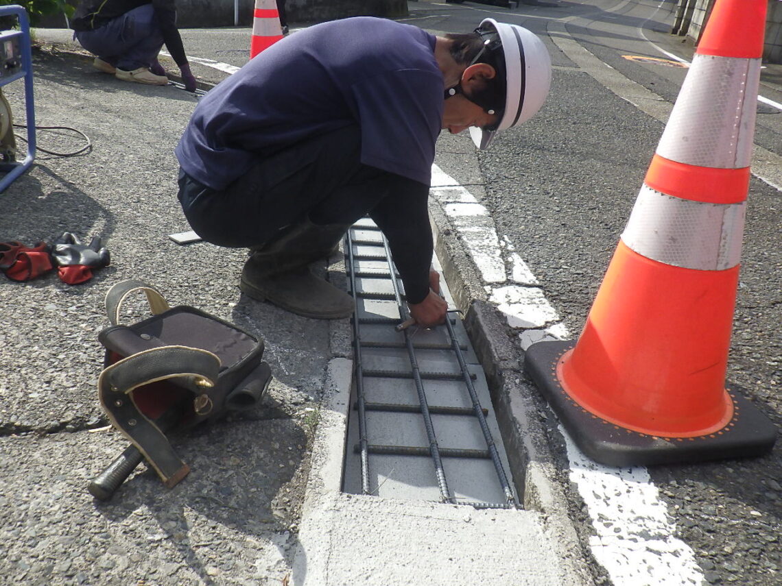 道路修繕作業「側溝蓋の修繕」