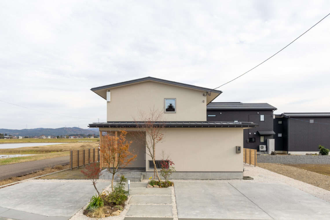 ふたつのデッキがつなぐ米山を望む家