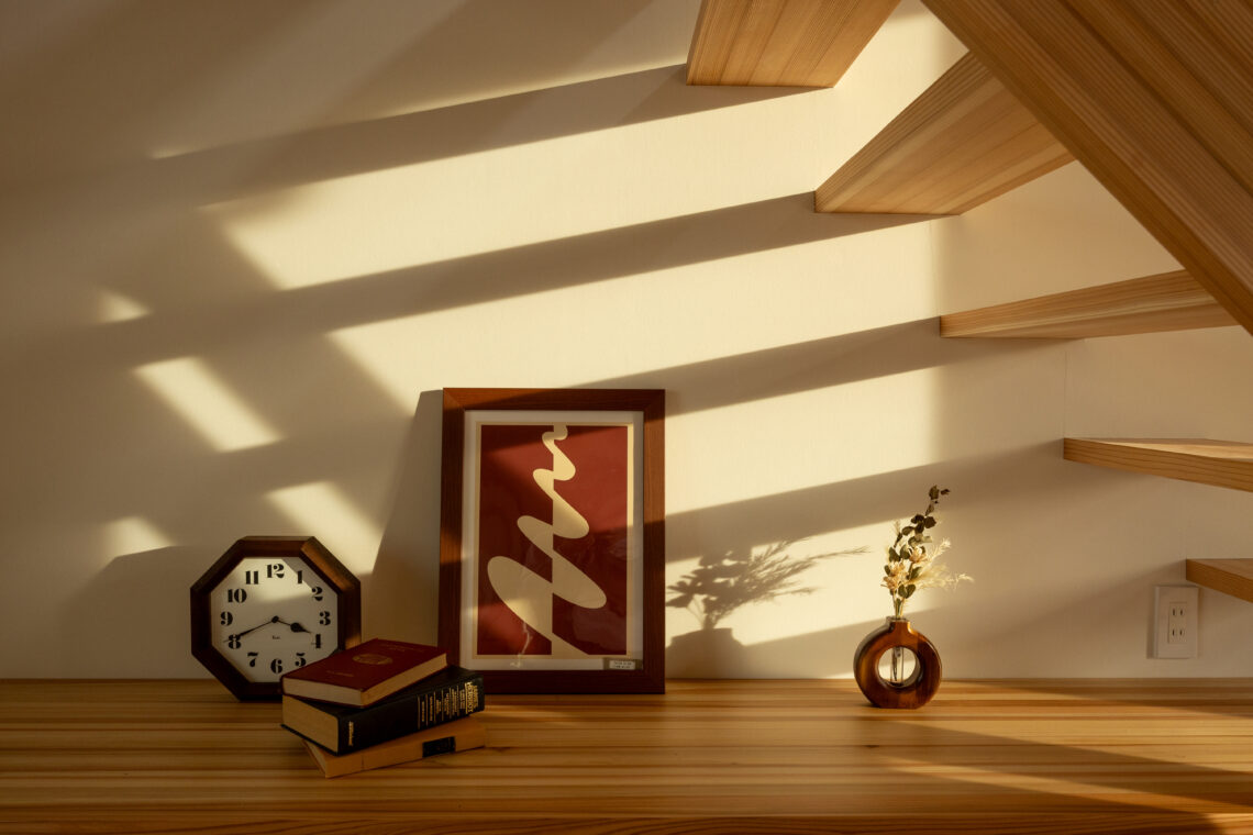 ふたつのデッキがつなぐ米山を望む家