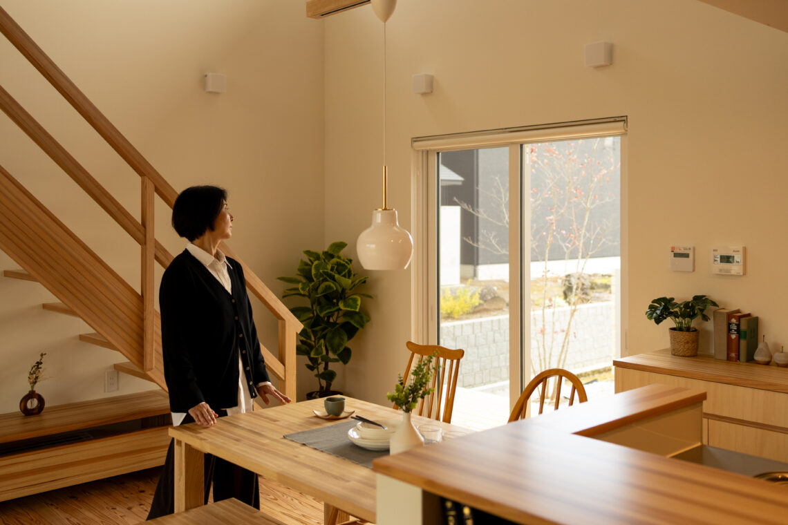 ふたつのデッキがつなぐ米山を望む家