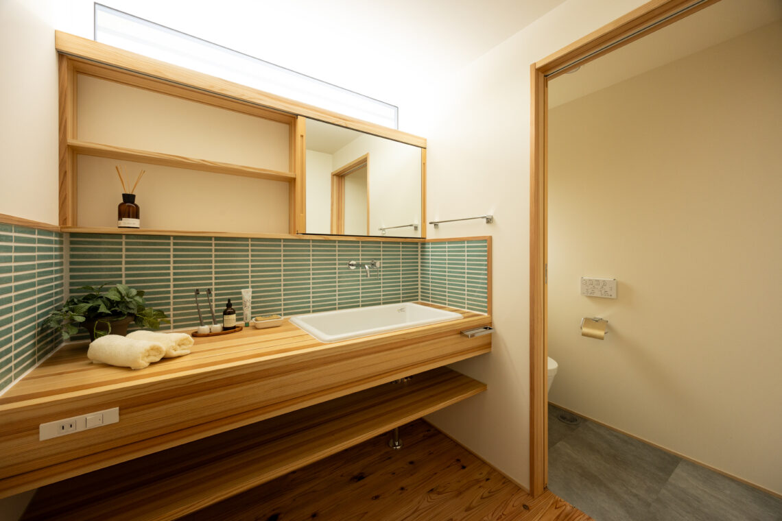 ふたつのデッキがつなぐ米山を望む家