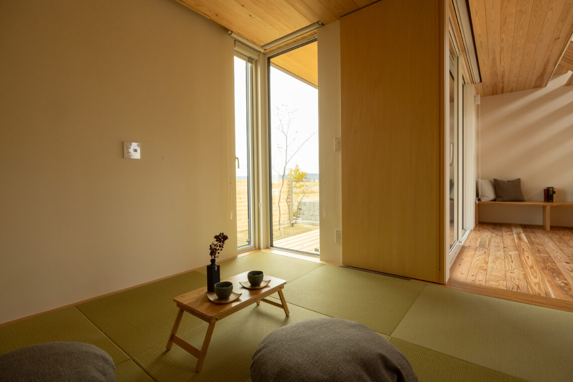 ふたつのデッキがつなぐ米山を望む家