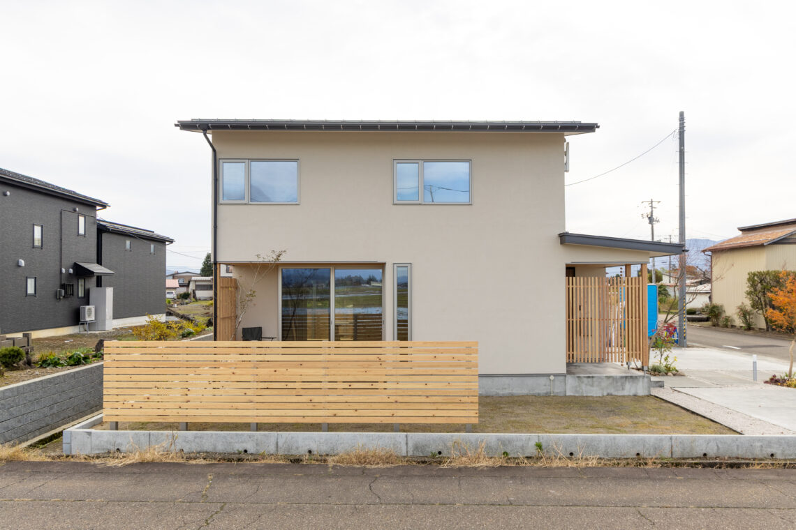 ふたつのデッキがつなぐ米山を望む家