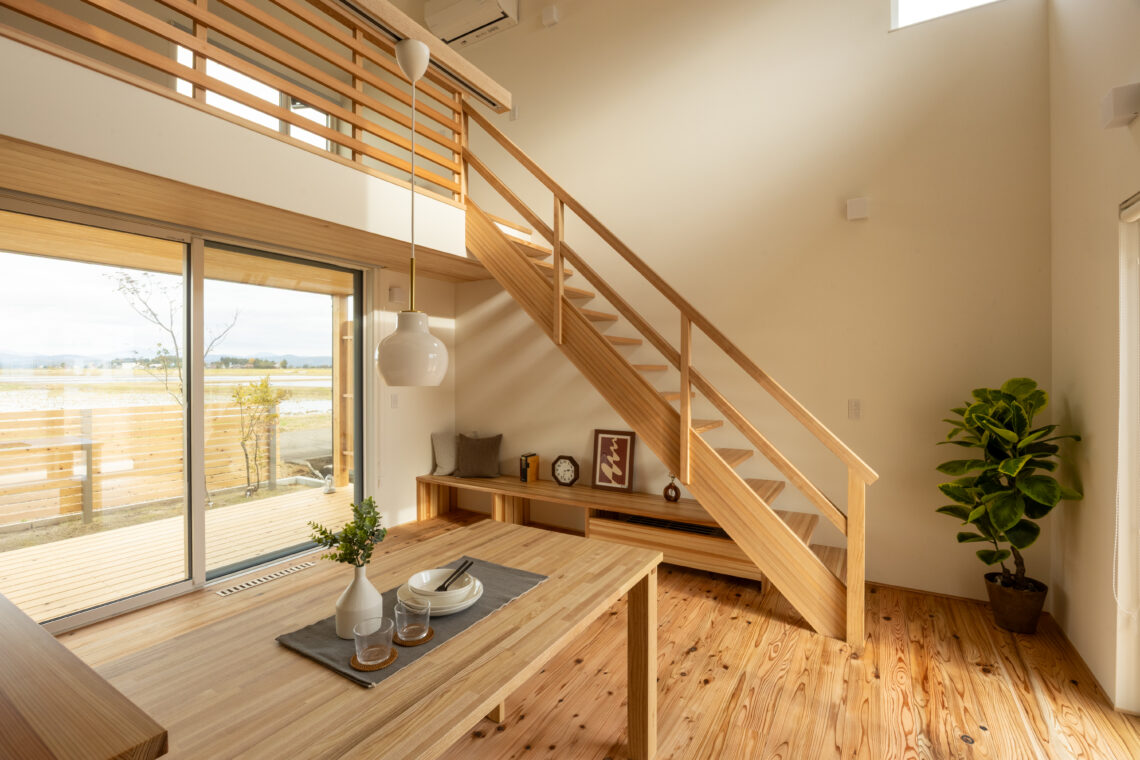 ふたつのデッキがつなぐ米山を望む家