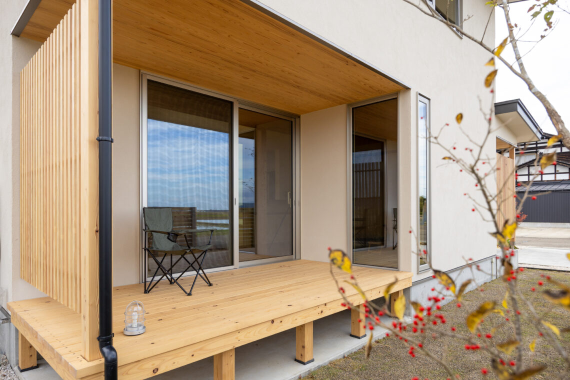 ふたつのデッキがつなぐ米山を望む家