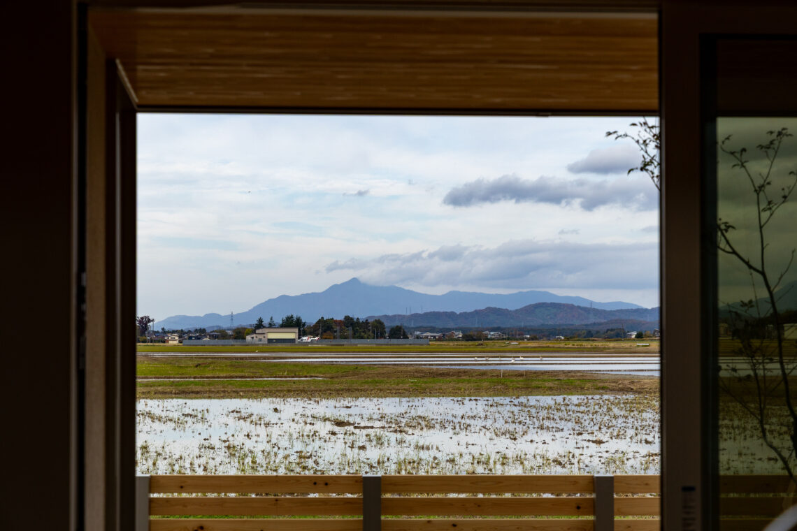 ふたつのデッキがつなぐ米山を望む家