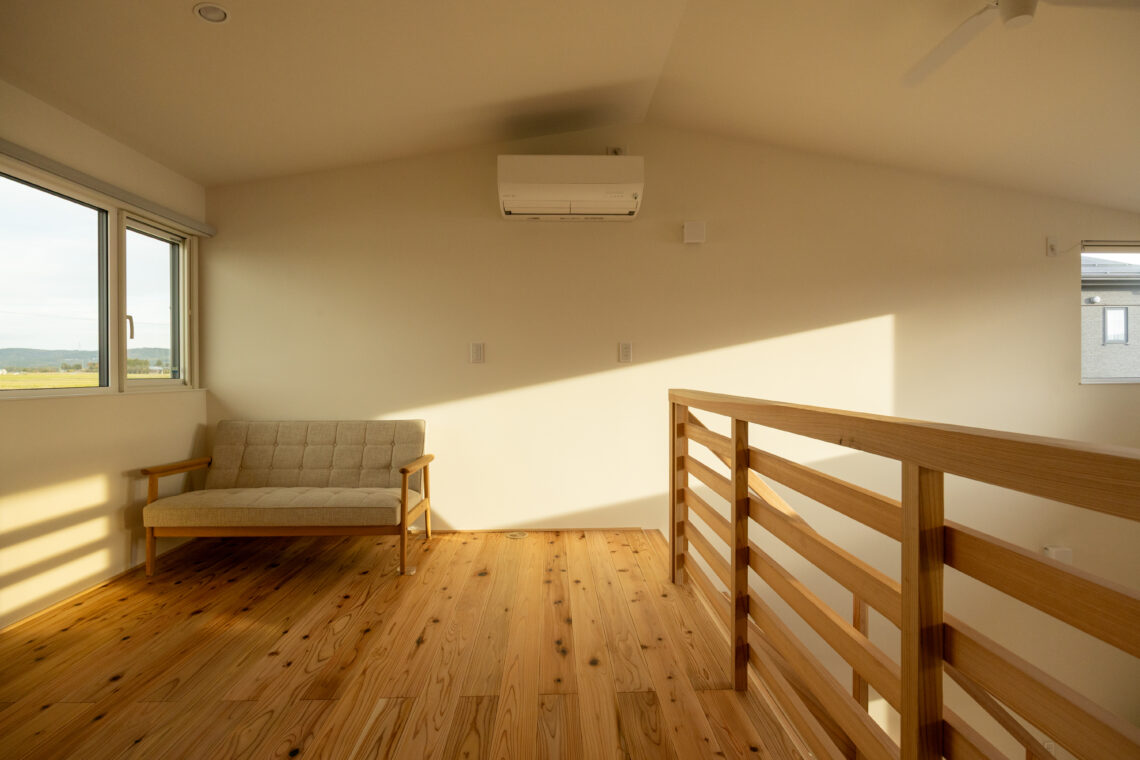 ふたつのデッキがつなぐ米山を望む家