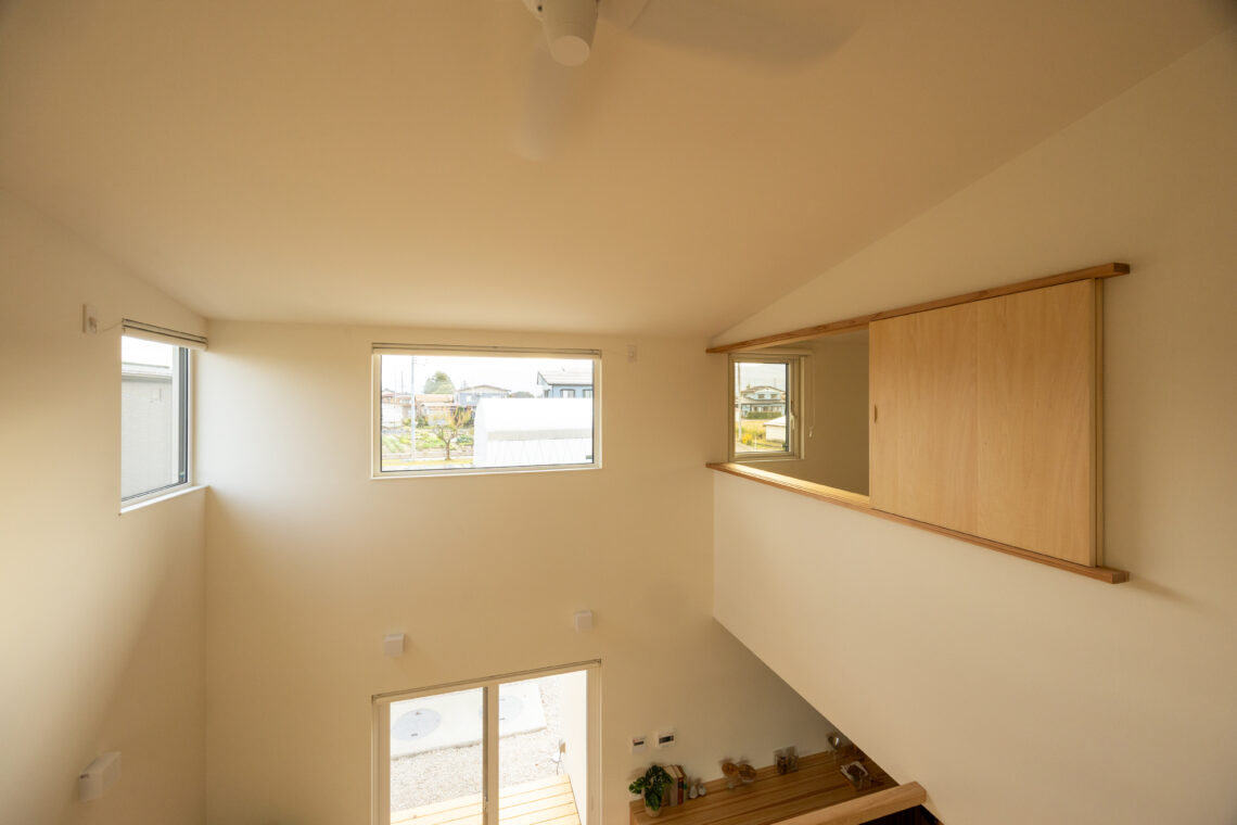 ふたつのデッキがつなぐ米山を望む家