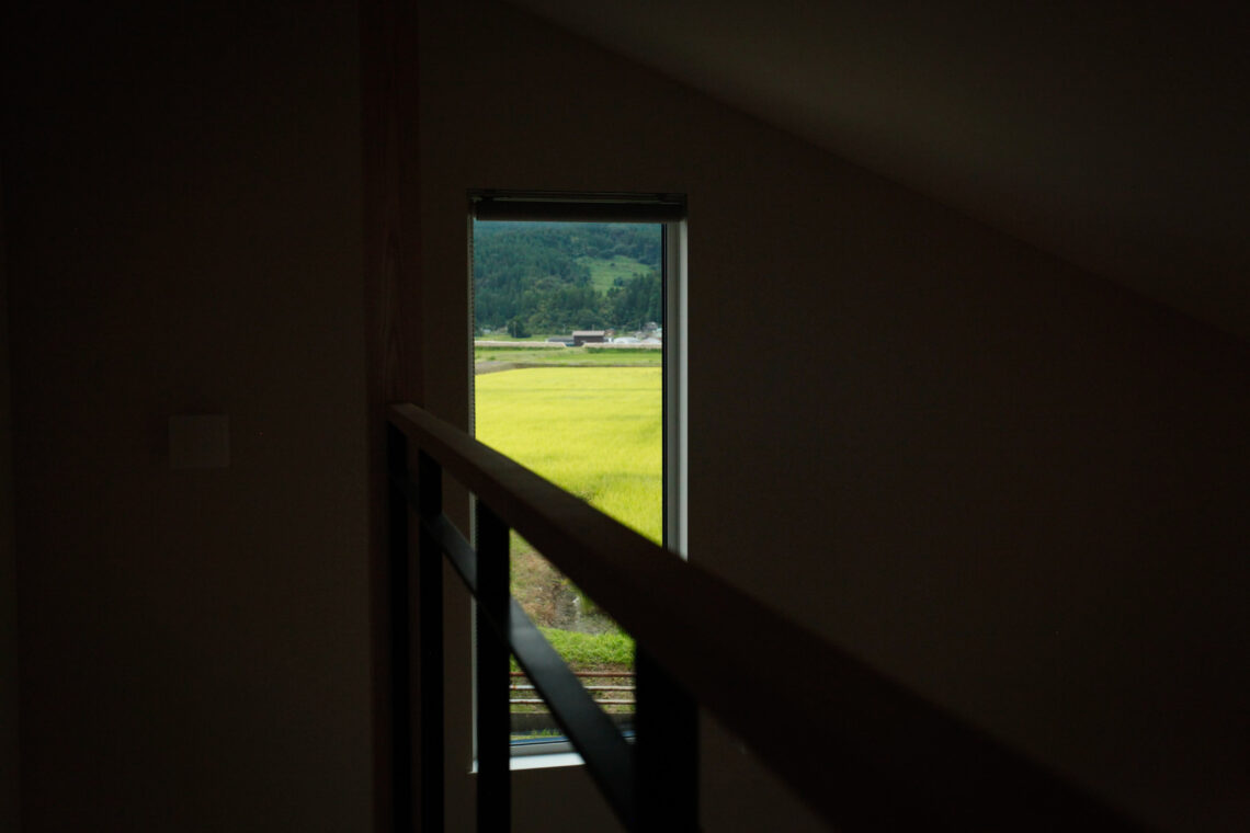 風景とつながる、勾配天井の住まい