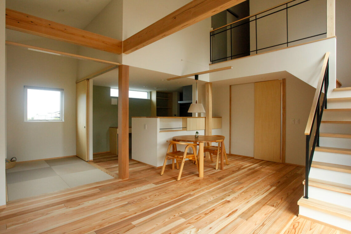 風景とつながる、勾配天井の住まい