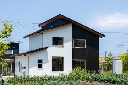糸魚川市|注文住宅|ここちよい居場所のある家|借景の暮らし|無垢の床|新築|高気密高断熱住宅|ウッドデッキ|吹き抜け 56cf64a3978081345ae28c3199f03cad