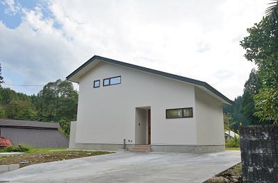 上越市新築住宅|注文住宅|シンプルな住まい|シニアライフ|1日中明るく開放感|掃除のしやすさ|変化する生活動線|自然との調和を感じる 上越市新築住宅|注文住宅|シンプルな住まい|シニアライフ|1日中明るく開放感|掃除のしやすさ|変化する生活動線|自然との調和を感じる